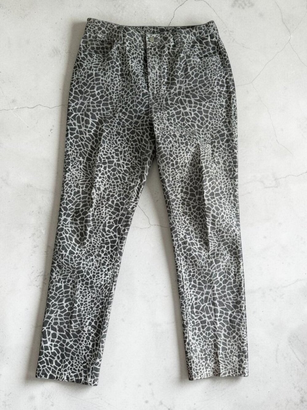 DG2 BY DIANE GILMAN Light Gray Animal Print Jeans Size 10